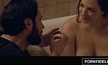 Lily älskar stora naturliga bröst och har sex i badet