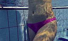 俄罗斯少女Elena Prokovas的天然乳房和完美的身体在游泳池里