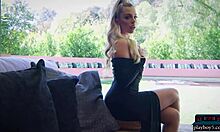 La sexy Allie Nicole mostra il suo corpo naturale in un video da sola
