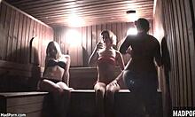 Lesbické priateľky si užívajú horúcu saunovú orgiu