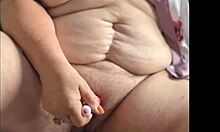 胖胖的奶奶妻子喜欢吸烟和自慰