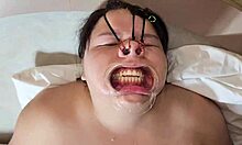 Fetița plinuță își lasă fundul lins și dominat într-un videoclip BDSM