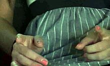 ब्रेसिज़ और परफेक्ट गांड वाली ब्रूनेट बेब एचडी वीडियो में बस में सवार होती है।