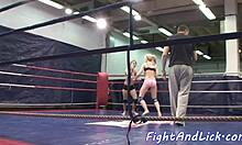 Două lesbiene amatoare se răsfăț în cunilingus într-un ring de box