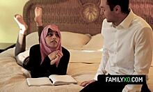 Nevlastní syn a jeho nevlastní dcera v hidžábu se neslušně sešli