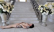 Dasha Gaga, uma adolescente tatuada com um físico deslumbrante, faz movimentos acrobáticos no chão