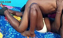 Wulpse vriendin geniet van interraciale seks met een enorme zwarte lul