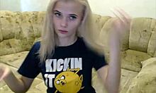 Miss Julia, o adolescentă letonă fermecătoare, se angajează în chat web în loc de Fortnite