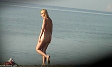 Blondă cu fundul mare își arată corpul grozav în aer liber în HD