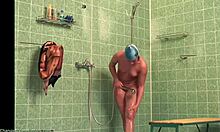 Стройна аматьорка показва мокрото си голо тяло в душовете (HD воайор)