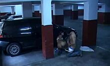 काले बालों वाली रंडी अपने बॉयफ्रेंड का लंड पार्किंग में लेती है।