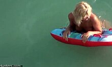 Аматьорска блондинка показва стегнатото си тяло във водата