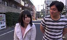 Fata japoneză abia legală este foarte timidă cu un străin