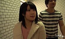 בחורה יפנית בקושי חוקית היא מאוד ביישנית עם זר