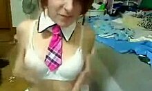 Štýlová 18-ročná školáčka si zasunie fialový dildo do svojej kundičky