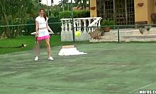 Тенис момиче показва полата си, докато се навежда за кърпа