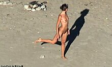 裸体偷窥视频,特色是一个高清的长腿棕发女郎
