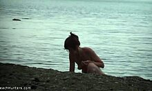Slank chick viser sin helt nøgne krop på en nudiststrand
