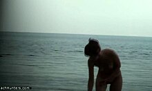 Hoikka poikasen osoittaa hänen täysin alasti elin nudisti rannalla