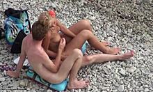 Una troietta si bacia con il suo fidanzato nudista su una spiaggia