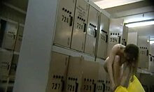 Светлокос аматьор се съблича гол в съблекалнята