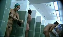 Seorang gadis seksi yang berkulit coklat memamerkan pantat telanjangnya di bawah pancuran shower