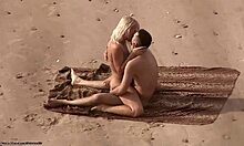 Amateur naakt stel sluipt weg om van achteren te genieten van seks op een strand
