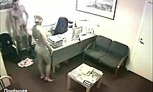 सुनहरे बालों वाली कार्यालय कर्मचारी को उसके संपन्न साथी ने कार्यालय में पीटा।