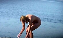 Rubia tetona haciendo cosas en una playa nudista, luciendo caliente