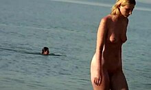 Prsatá blondýnka dělá věci na nudistické pláži a vypadá sexy