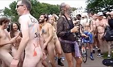 Аматьорски красавици показват голите си тела по време на световното голо колоездене 2015 Брайтън