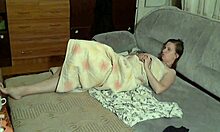 Amatérska brunetka sa snaží skryť svoje horúce telo