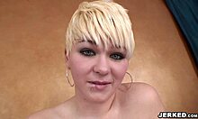 Korthåret blondine stripper og masturberer