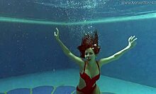 러시아 포르노스타 Lina Mercury가 비키니를 입고 수영장에서 수영합니다