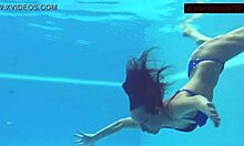 Ryska porrstjärnan Lina Mercury i bikini simmar i poolen