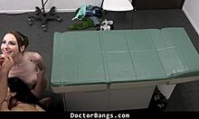 Ο γιατρός και η νοσοκόμα συνεργάζονται για να ικανοποιήσουν τις επιθυμίες του ασθενούς - DoctorBang