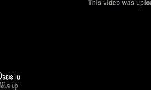 Μια αδύνατη σύζυγος κάνει σεξ μέσα από μια τρύπα δόξας σε ένα κόκκινο κλαμπ swingers σε ένα σπιτικό βίντεο