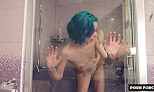 Ruská amatérka Laruna Mave si užíva sprchový sex so svojím priateľom