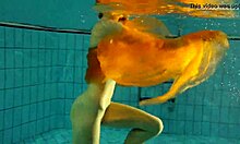 Nastya si spoglia e mostra la sua attraente figura nuda in piscina!
