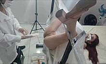 डॉक्टर परीक्षा आयोजित करता है, मरीज के साथ संभोग करने के लिए आगे बढ़ता है।