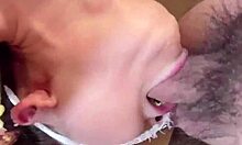 ローハンガーのかわいい女の子が自家製フェティッシュビデオで唾液をローストされ、口枷をされます。