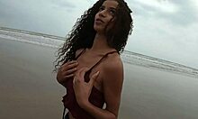 Manoella Fernandi tar av sig till bikinitrosan vid havet