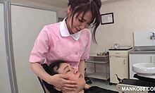 En lille asiatisk pige får en smagsprøve på en tandlæges pik