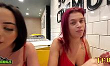 Duda Pimentinha, un ange tatoué, et d'autres jeunes filles se préparent à avoir des relations sexuelles dans un magasin McDonalds