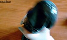 Un european amator se masturbează cu un vibrator negru mare în mănuși