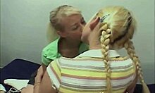 Lesbian muda dengan payudara kecil menikmati bertiga oral satu sama lain