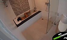 O tânără se murdăreşte în baie
