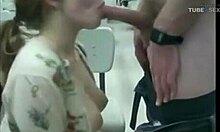A namorada adolescente travessa faz sexo oral ao namorado na webcam