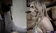 Un bărbat matur pune mâna pe sânii mari ai unei tinere blonde vecine în timp ce prietenii lui se uită la televizor