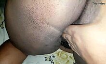 امرأة سوداء ذات مهبل وردي تتلقى اختراقًا مزدوجًا في مؤخرتها
